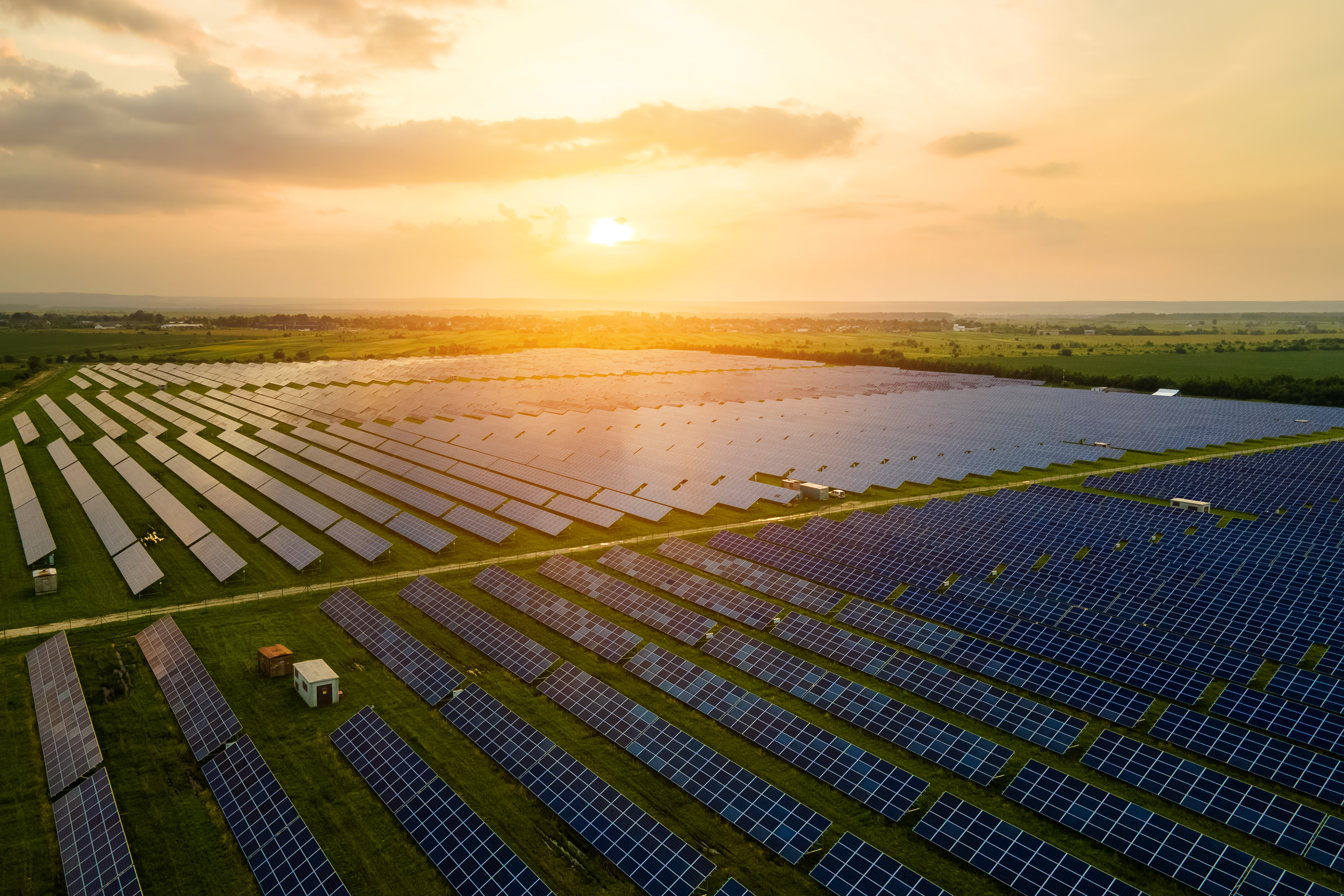 imagem de uma usina de energia solar representando a transição energética a partir de fontes renováveis