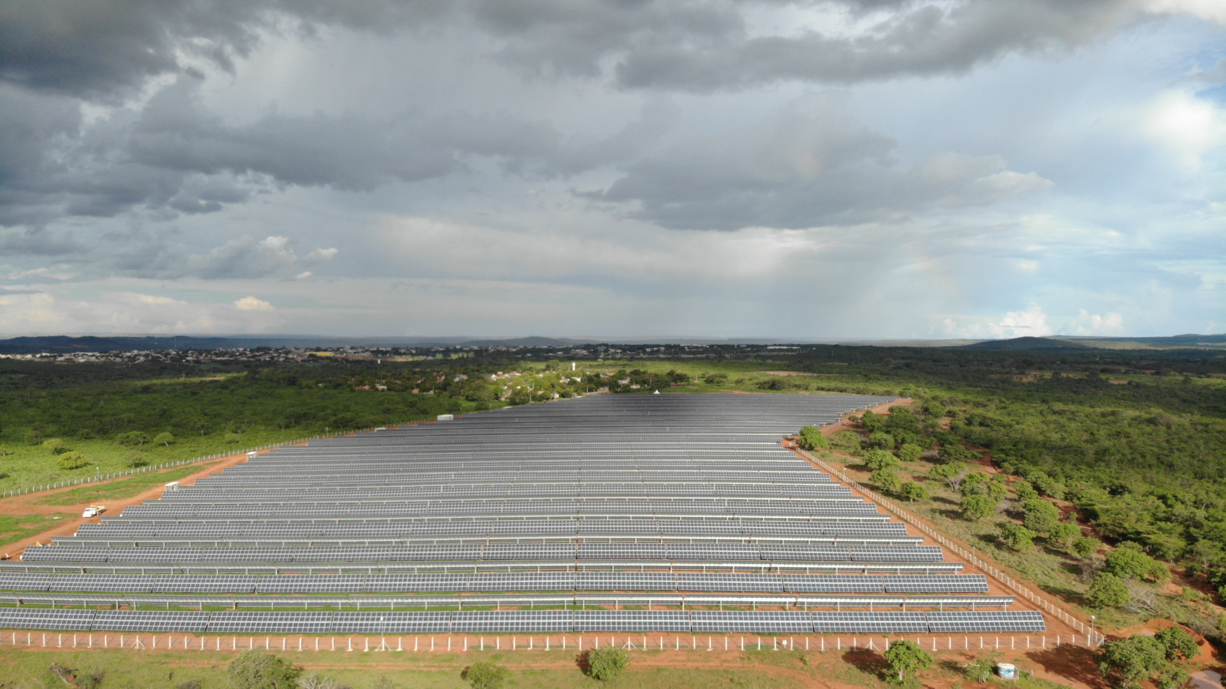 Vista aérea de uma usina de energia solar